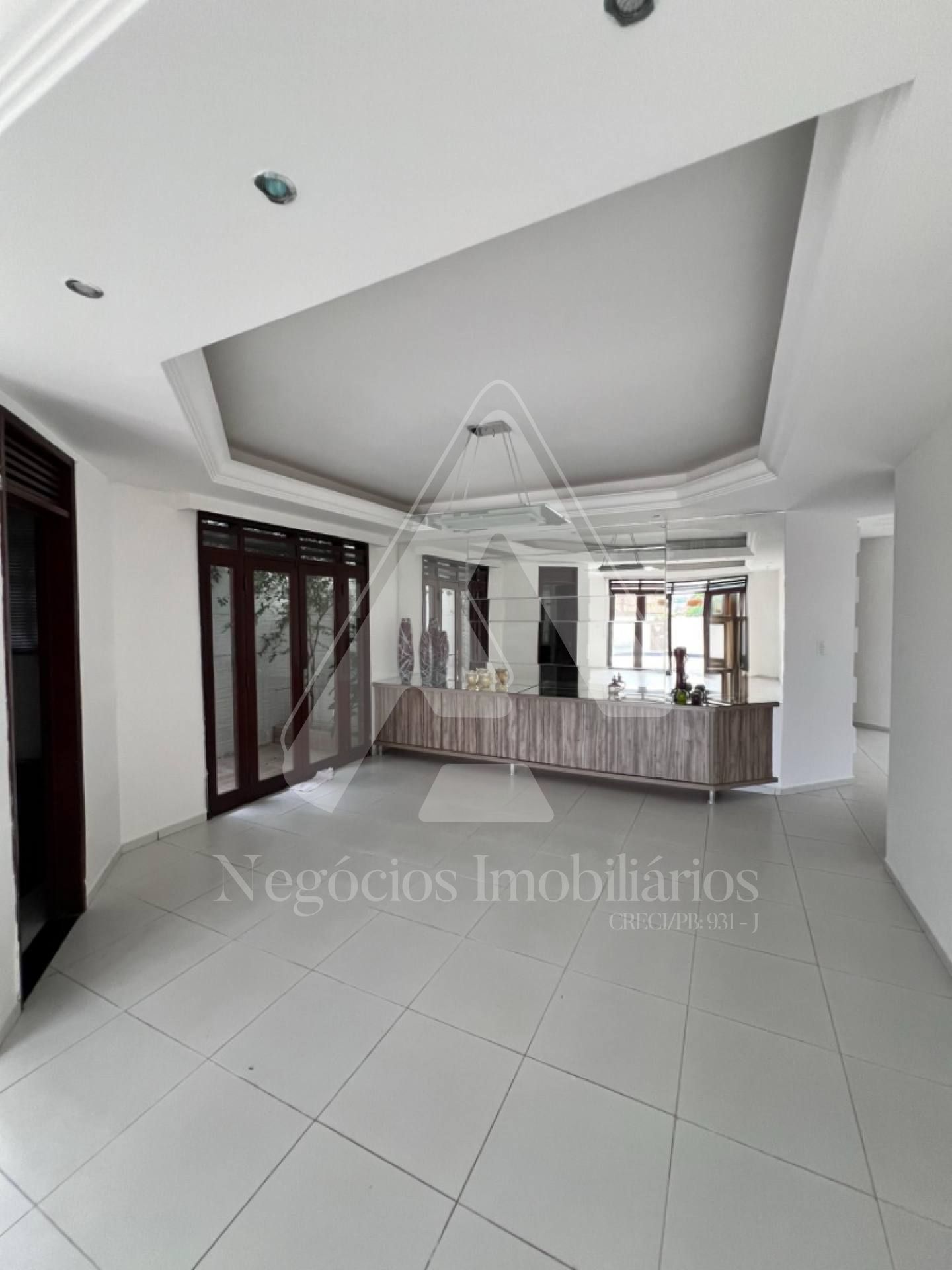 Casa à venda com 4 quartos, 270m² - Foto 2