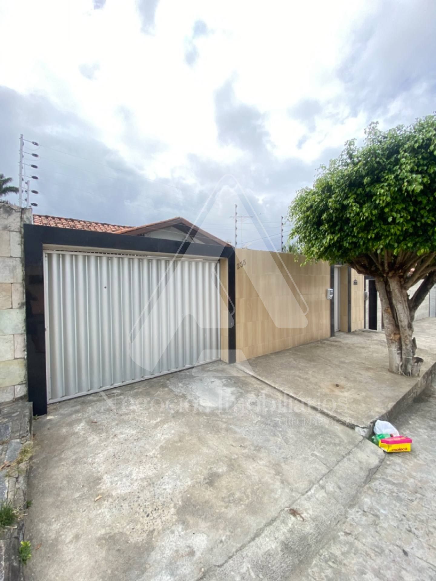 Casa à venda com 3 quartos, 270m² - Foto 1